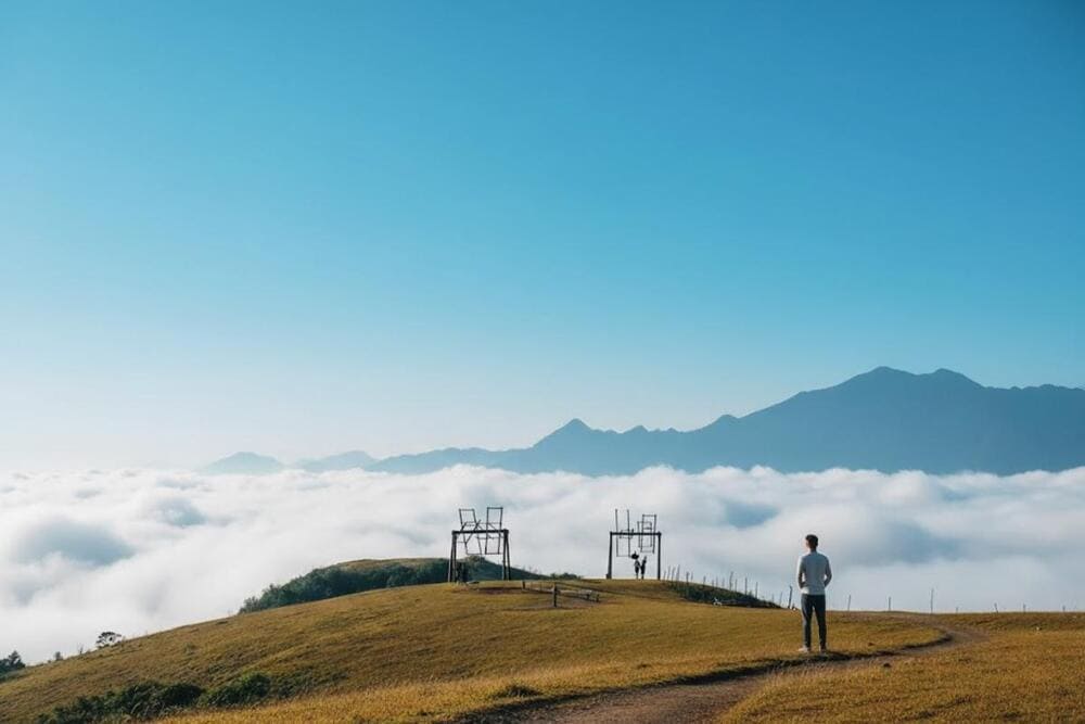 Thảo nguyên khoác lên mình vẻ đẹp hùng vĩ của thiên nhiên với mây mù giăng kín